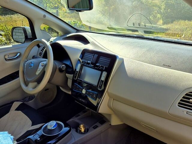 Белый Ниссан Лиф, объемом двигателя 0 л и пробегом 219 тыс. км за 7500 $, фото 5 на Automoto.ua