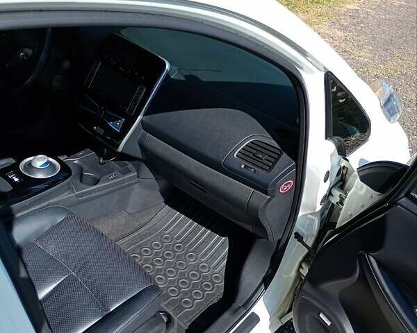 Белый Ниссан Лиф, объемом двигателя 0 л и пробегом 96 тыс. км за 7500 $, фото 7 на Automoto.ua
