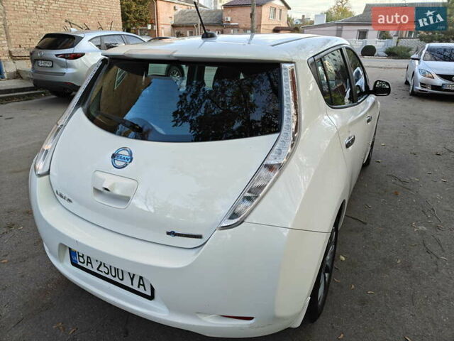 Белый Ниссан Лиф, объемом двигателя 0 л и пробегом 118 тыс. км за 7599 $, фото 5 на Automoto.ua