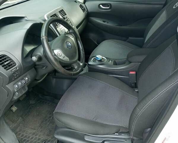 Белый Ниссан Лиф, объемом двигателя 0 л и пробегом 205 тыс. км за 5500 $, фото 10 на Automoto.ua