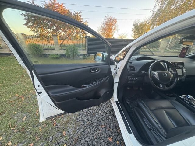 Белый Ниссан Лиф, объемом двигателя 0 л и пробегом 117 тыс. км за 6200 $, фото 19 на Automoto.ua