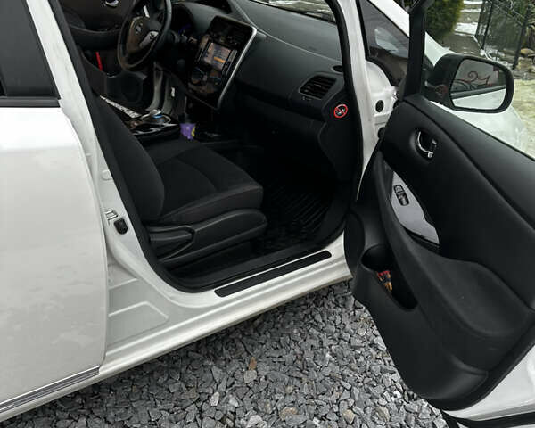 Белый Ниссан Лиф, объемом двигателя 0 л и пробегом 157 тыс. км за 6900 $, фото 18 на Automoto.ua