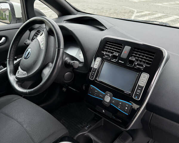 Білий Ніссан Ліф, об'ємом двигуна 0 л та пробігом 126 тис. км за 6500 $, фото 4 на Automoto.ua