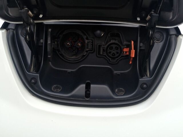 Білий Ніссан Ліф, об'ємом двигуна 0 л та пробігом 175 тис. км за 13300 $, фото 6 на Automoto.ua