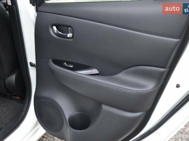 Белый Ниссан Лиф, объемом двигателя 0 л и пробегом 124 тыс. км за 5800 $, фото 19 на Automoto.ua