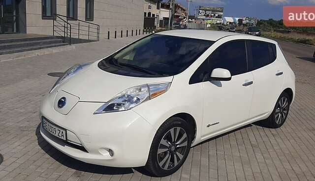 Белый Ниссан Лиф, объемом двигателя 0 л и пробегом 56 тыс. км за 10500 $, фото 4 на Automoto.ua