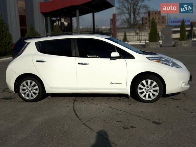 Білий Ніссан Ліф, об'ємом двигуна 0 л та пробігом 60 тис. км за 7500 $, фото 3 на Automoto.ua