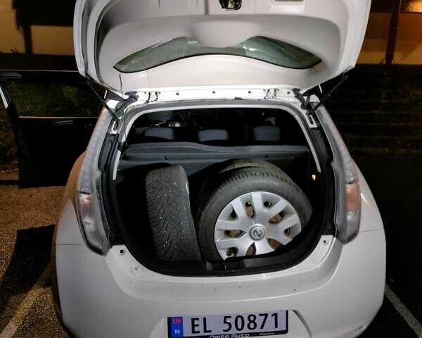 Белый Ниссан Лиф, объемом двигателя 0 л и пробегом 72 тыс. км за 6750 $, фото 6 на Automoto.ua