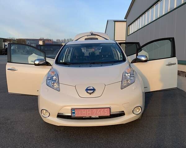 Білий Ніссан Ліф, об'ємом двигуна 0 л та пробігом 145 тис. км за 6950 $, фото 1 на Automoto.ua