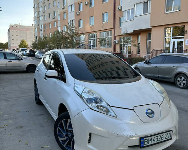Белый Ниссан Лиф, объемом двигателя 0 л и пробегом 136 тыс. км за 4999 $, фото 1 на Automoto.ua