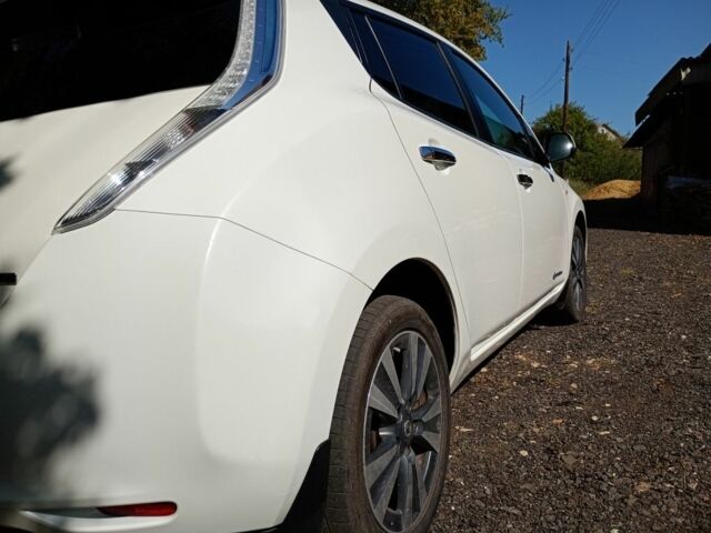 Белый Ниссан Лиф, объемом двигателя 0 л и пробегом 96 тыс. км за 7500 $, фото 2 на Automoto.ua