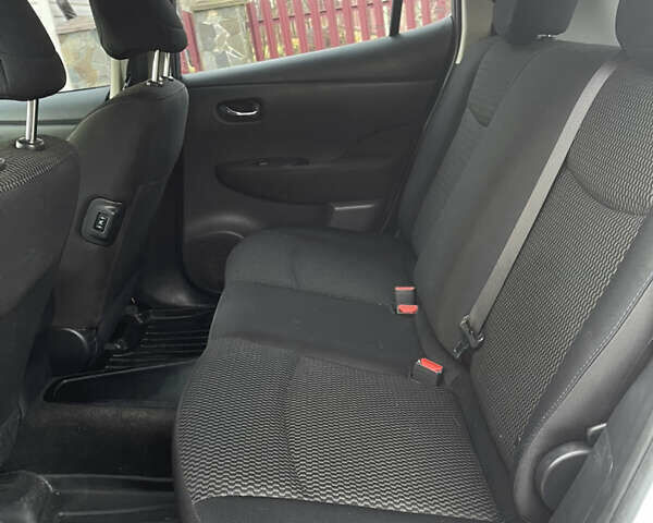 Белый Ниссан Лиф, объемом двигателя 0 л и пробегом 118 тыс. км за 6400 $, фото 16 на Automoto.ua