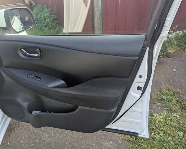 Белый Ниссан Лиф, объемом двигателя 0 л и пробегом 124 тыс. км за 5300 $, фото 3 на Automoto.ua