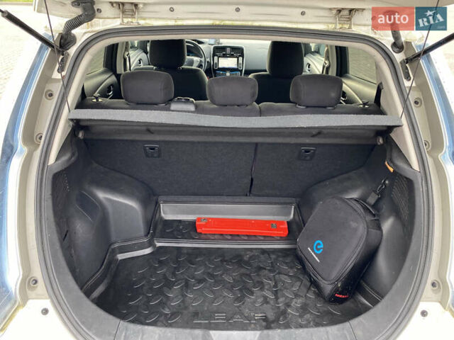 Белый Ниссан Лиф, объемом двигателя 0 л и пробегом 140 тыс. км за 5450 $, фото 25 на Automoto.ua