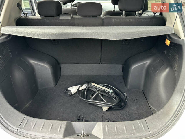 Белый Ниссан Лиф, объемом двигателя 0 л и пробегом 136 тыс. км за 5900 $, фото 14 на Automoto.ua