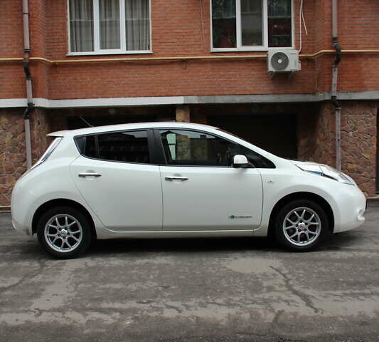 Белый Ниссан Лиф, объемом двигателя 0 л и пробегом 180 тыс. км за 6500 $, фото 2 на Automoto.ua