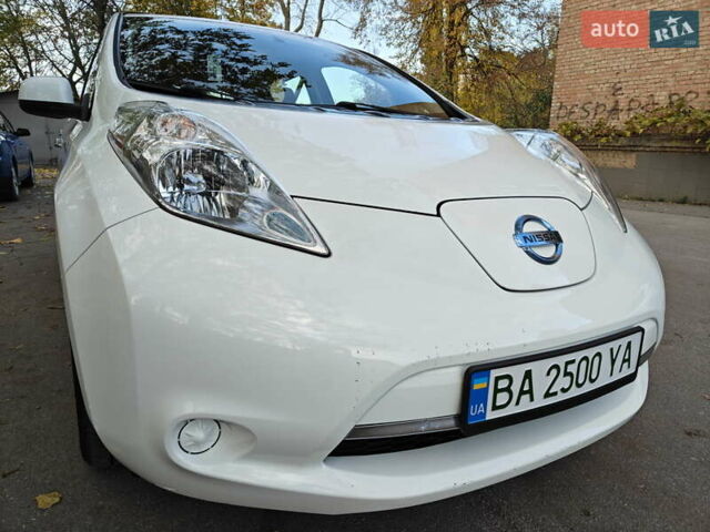 Белый Ниссан Лиф, объемом двигателя 0 л и пробегом 118 тыс. км за 7599 $, фото 22 на Automoto.ua