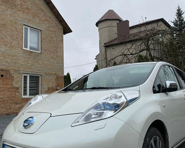 Білий Ніссан Ліф, об'ємом двигуна 0 л та пробігом 179 тис. км за 6800 $, фото 19 на Automoto.ua