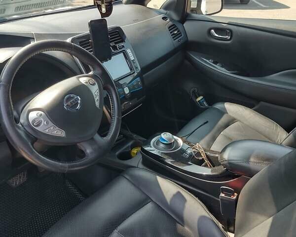 Белый Ниссан Лиф, объемом двигателя 0 л и пробегом 112 тыс. км за 8100 $, фото 13 на Automoto.ua