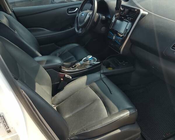 Белый Ниссан Лиф, объемом двигателя 0 л и пробегом 112 тыс. км за 8100 $, фото 21 на Automoto.ua