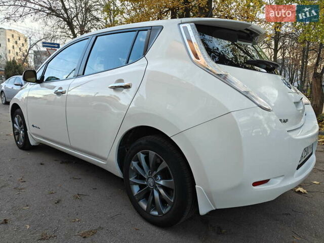 Белый Ниссан Лиф, объемом двигателя 0 л и пробегом 118 тыс. км за 7599 $, фото 9 на Automoto.ua