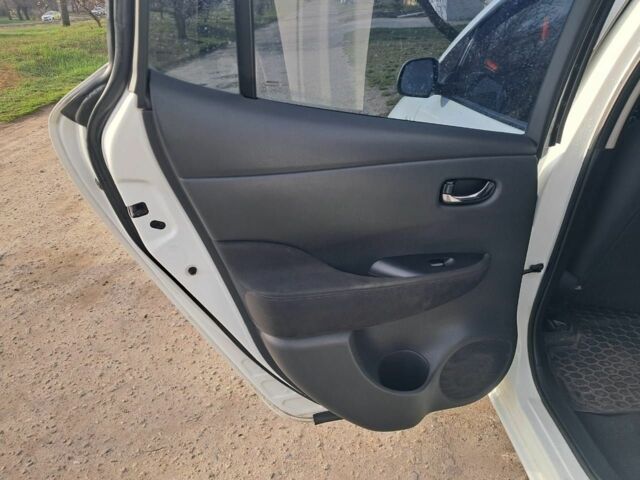 Белый Ниссан Лиф, объемом двигателя 0 л и пробегом 214 тыс. км за 4300 $, фото 5 на Automoto.ua