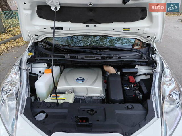 Белый Ниссан Лиф, объемом двигателя 0 л и пробегом 118 тыс. км за 7599 $, фото 61 на Automoto.ua
