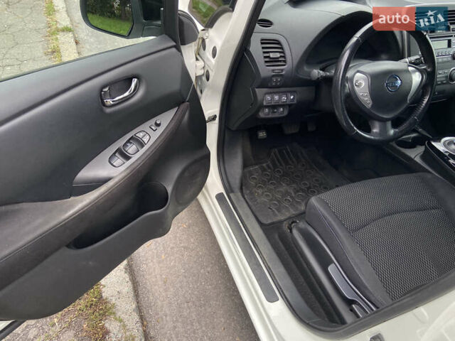 Белый Ниссан Лиф, объемом двигателя 0 л и пробегом 223 тыс. км за 5900 $, фото 12 на Automoto.ua