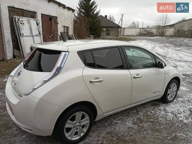 Белый Ниссан Лиф, объемом двигателя 0 л и пробегом 95 тыс. км за 7500 $, фото 7 на Automoto.ua