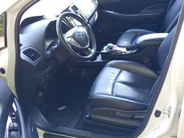 Белый Ниссан Лиф, объемом двигателя 0 л и пробегом 96 тыс. км за 7500 $, фото 5 на Automoto.ua