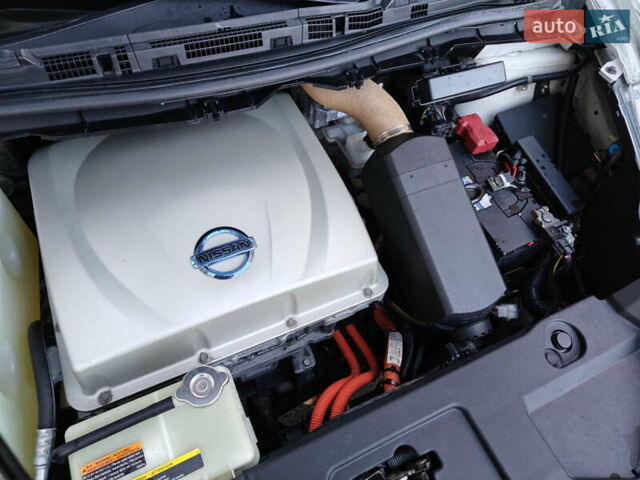 Белый Ниссан Лиф, объемом двигателя 0 л и пробегом 118 тыс. км за 7599 $, фото 65 на Automoto.ua