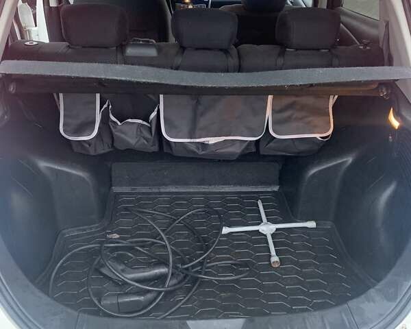 Белый Ниссан Лиф, объемом двигателя 0 л и пробегом 215 тыс. км за 5600 $, фото 8 на Automoto.ua