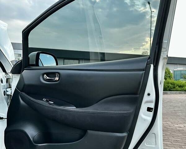 Білий Ніссан Ліф, об'ємом двигуна 0 л та пробігом 96 тис. км за 7950 $, фото 41 на Automoto.ua