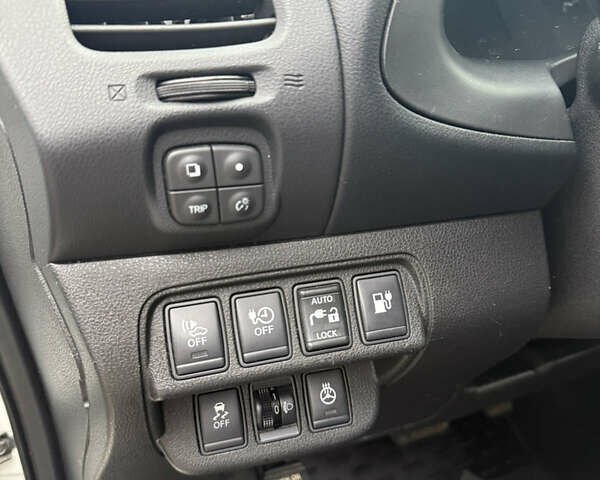 Белый Ниссан Лиф, объемом двигателя 0 л и пробегом 160 тыс. км за 6300 $, фото 13 на Automoto.ua