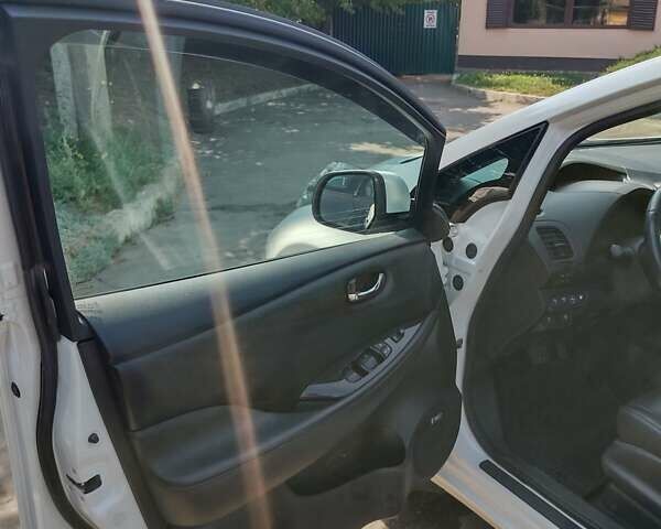 Белый Ниссан Лиф, объемом двигателя 0 л и пробегом 112 тыс. км за 8100 $, фото 11 на Automoto.ua