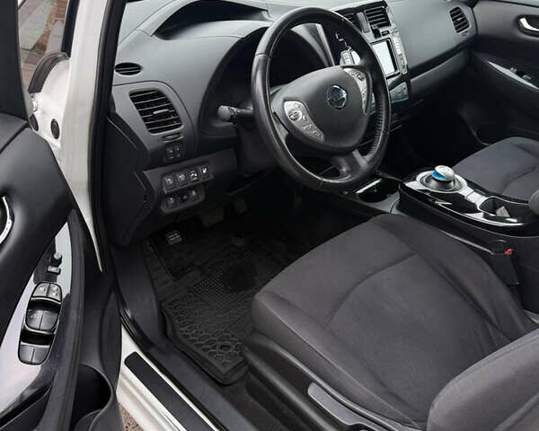 Белый Ниссан Лиф, объемом двигателя 0 л и пробегом 160 тыс. км за 6300 $, фото 10 на Automoto.ua