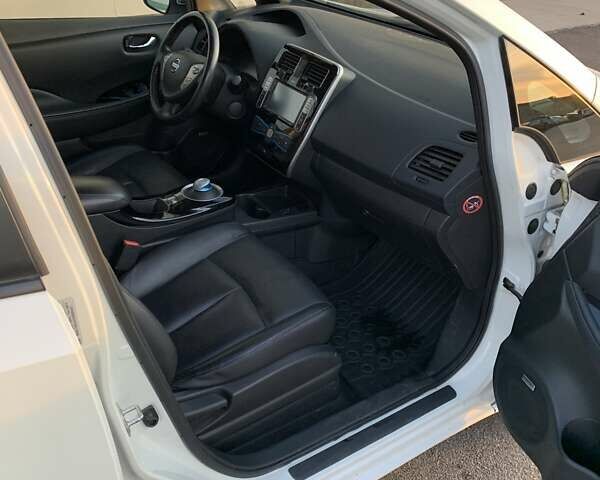 Білий Ніссан Ліф, об'ємом двигуна 0 л та пробігом 145 тис. км за 6950 $, фото 23 на Automoto.ua