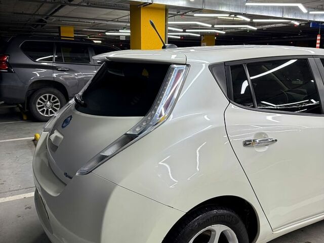 Белый Ниссан Лиф, объемом двигателя 80 л и пробегом 290 тыс. км за 5950 $, фото 3 на Automoto.ua