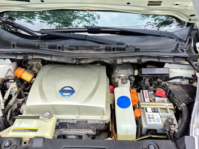 Белый Ниссан Лиф, объемом двигателя 0 л и пробегом 219 тыс. км за 7500 $, фото 4 на Automoto.ua