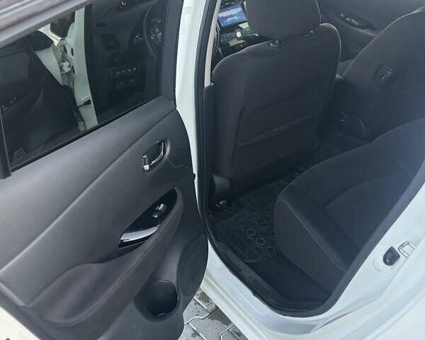 Білий Ніссан Ліф, об'ємом двигуна 0 л та пробігом 127 тис. км за 6450 $, фото 21 на Automoto.ua