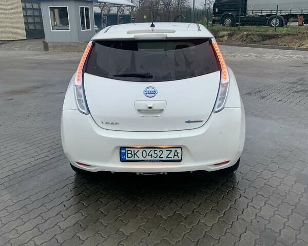 Белый Ниссан Лиф, объемом двигателя 0 л и пробегом 215 тыс. км за 5600 $, фото 5 на Automoto.ua