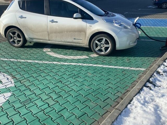 Белый Ниссан Лиф, объемом двигателя 0 л и пробегом 83 тыс. км за 7250 $, фото 2 на Automoto.ua