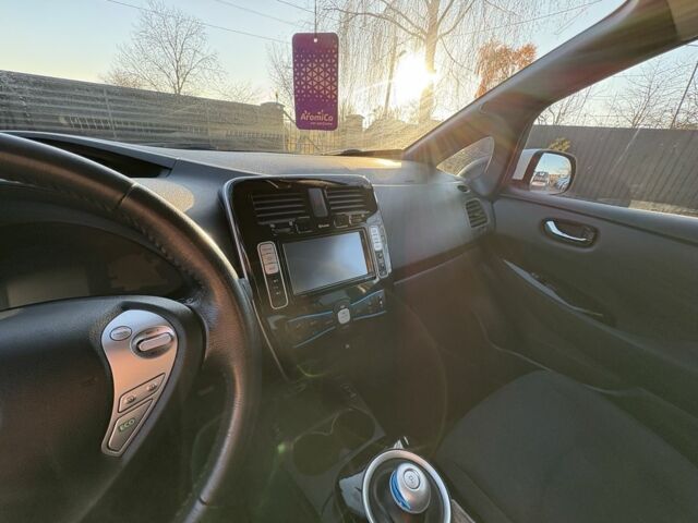 Белый Ниссан Лиф, объемом двигателя 0 л и пробегом 122 тыс. км за 6100 $, фото 19 на Automoto.ua