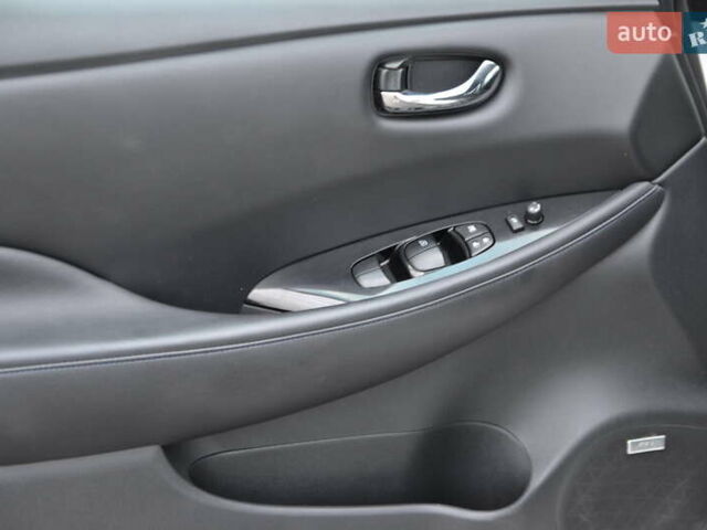 Белый Ниссан Лиф, объемом двигателя 0 л и пробегом 124 тыс. км за 5800 $, фото 13 на Automoto.ua