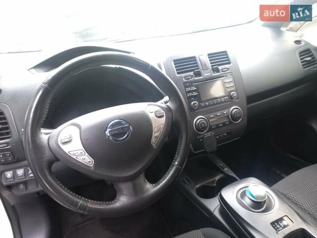 Білий Ніссан Ліф, об'ємом двигуна 0 л та пробігом 130 тис. км за 5500 $, фото 6 на Automoto.ua