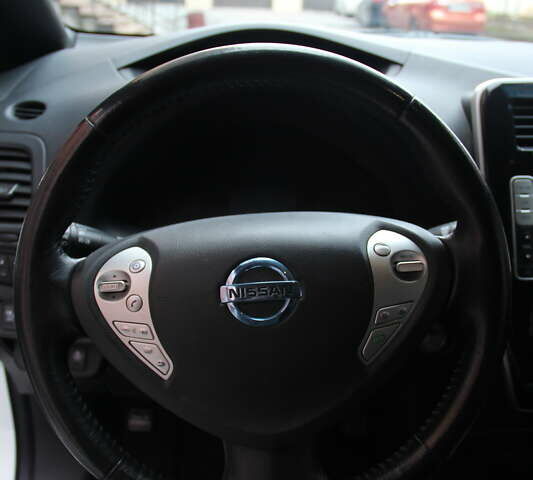 Белый Ниссан Лиф, объемом двигателя 0 л и пробегом 180 тыс. км за 6500 $, фото 13 на Automoto.ua