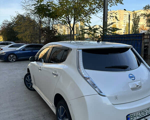 Белый Ниссан Лиф, объемом двигателя 0 л и пробегом 136 тыс. км за 4999 $, фото 4 на Automoto.ua