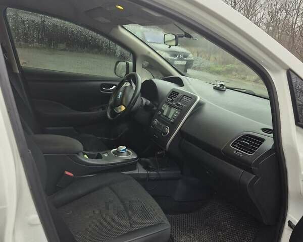 Белый Ниссан Лиф, объемом двигателя 0 л и пробегом 159 тыс. км за 6300 $, фото 7 на Automoto.ua