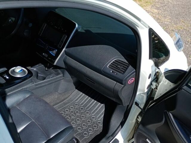 Белый Ниссан Лиф, объемом двигателя 0 л и пробегом 96 тыс. км за 7500 $, фото 6 на Automoto.ua