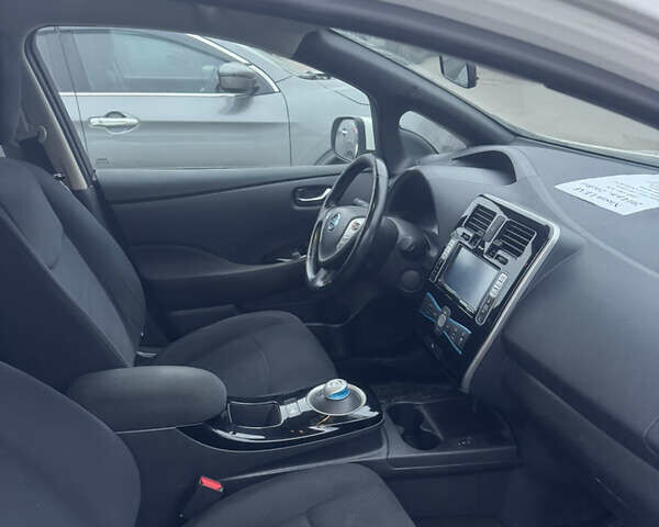 Белый Ниссан Лиф, объемом двигателя 0 л и пробегом 160 тыс. км за 6700 $, фото 12 на Automoto.ua